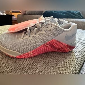 NWT. Nike Metcon 5 Womens Training Shoes Sz 8 Pink Cool Grey